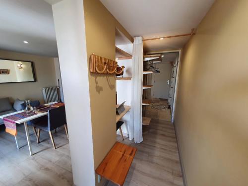 une petite chambre avec une table et une salle à manger dans l'établissement Les EcoloGites de la Rochelle, à La Rochelle
