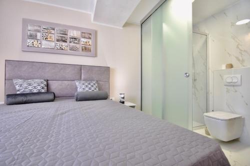 Ένα ή περισσότερα κρεβάτια σε δωμάτιο στο Sea View Apartment 40m From The Beach