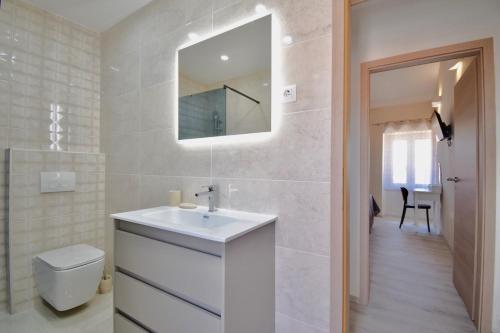 Ένα μπάνιο στο Sea View Apartment 40m From The Beach