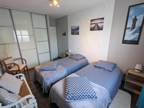 Zimmer mit 3 Betten in einem Zimmer mit Fenstern in der Unterkunft Au Beau Bouquet in Avremesnil