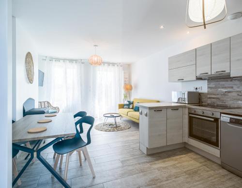 a kitchen with a table and chairs in a room at Les Duplex du Lac d'Orient in Mesnil-Saint-Père