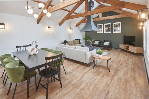 uma sala de estar com uma mesa e um sofá em Host & Stay - The Annexe @ The Old Brewery em Richmond