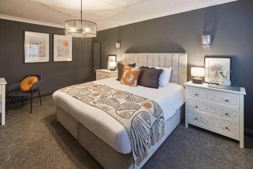 um quarto com uma cama grande e uma cadeira em Host & Stay - The Annexe @ The Old Brewery em Richmond