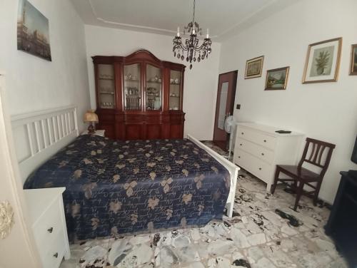 sypialnia z łóżkiem i żyrandolem w obiekcie Alba sul mare w mieście Porto Recanati