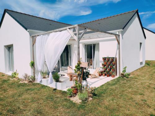Casa blanca con porche con plantas en Les soleils de la Loire, en Ingrandes