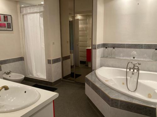 La salle de bains est pourvue d'une baignoire, d'un lavabo et de toilettes. dans l'établissement La tuilerie, à Vic-Fezensac