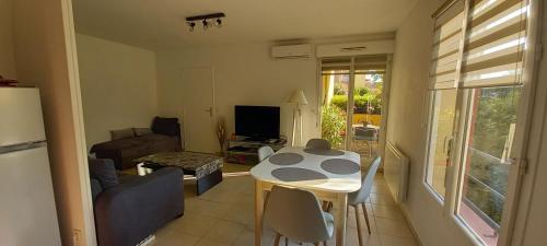 Photo de la galerie de l'établissement Var Roquebrune sur Argens très joli appartement classe 2 Etoiles, à Roquebrune-sur Argens