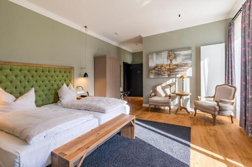 1 dormitorio con 2 camas, mesa y sillas en Gut Altona, en Dötlingen