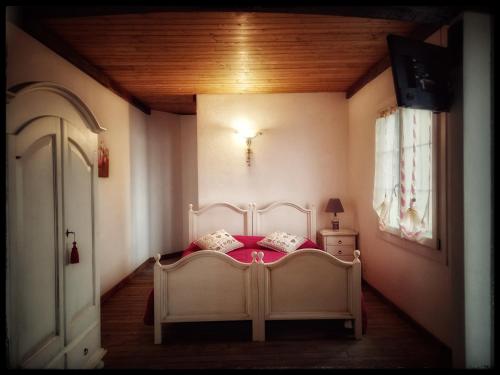 Badia PolesineにあるAgriturismo Adriano Pedrettiの窓付きのベッドルーム1室(白いベッド1台付)