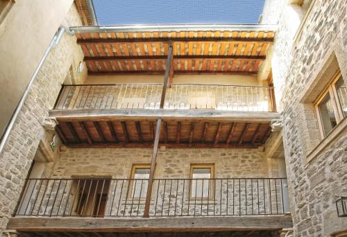 uma vista para o exterior de um edifício com uma varanda em La Maison d'en Bas des Seigneurs em Cucuron