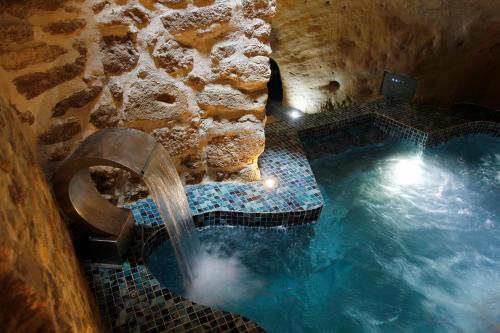 - une vue sur la piscine et sa cascade dans l'établissement La Maison d'en Bas des Seigneurs, à Cucuron