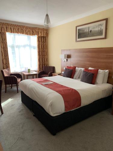 Postel nebo postele na pokoji v ubytování Marsham Court Hotel