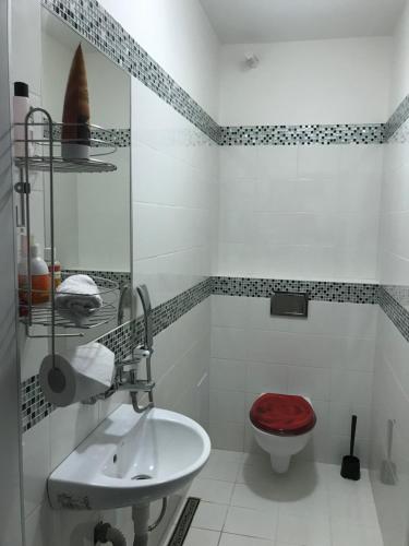 uma casa de banho branca com um WC e um lavatório em Ivi em Svätý Jur