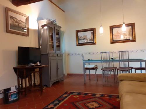a living room with a tv and a table with chairs at Fattoria Michela in Matraia