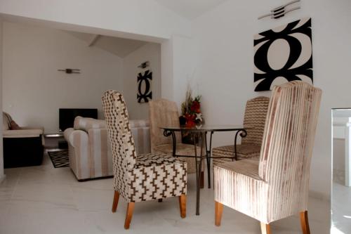 コインにあるRunWild Hen Party Pool Fun for 12の椅子2脚とテーブルのあるリビングルーム