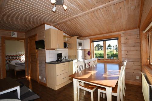 cocina y comedor con mesa y sillas en Holiday home on southern Gotland en Stånga