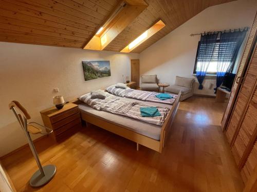duża sypialnia z łóżkiem i kanapą w obiekcie Ferienwohnung Sonnenschein w mieście Ühlingen-Birkendorf