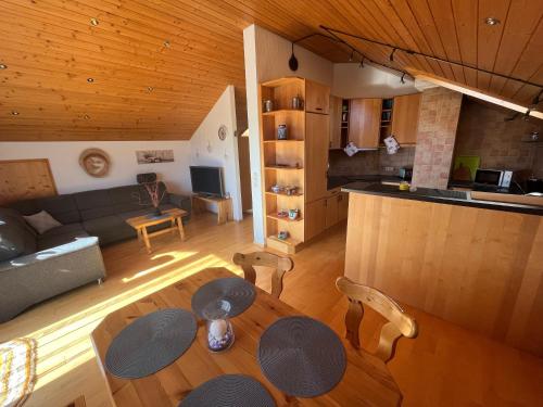 Ferienwohnung Sonnenschein في اولينغين-بيركيندورف: مطبخ وغرفة معيشة مع طاولة وكراسي