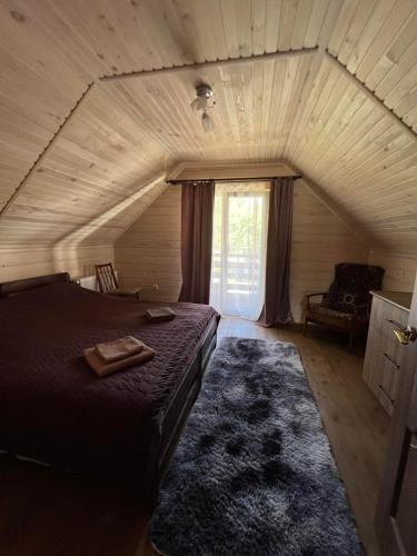 Un dormitorio con una cama grande y una ventana en На Березові, en Krivorovnya