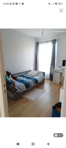 1 dormitorio con cama y ventana en Appartement cosy proche mer, en La Seyne-sur-Mer