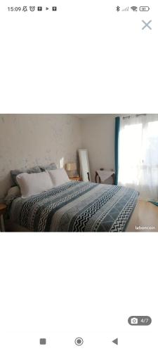 1 dormitorio con cama y ventana en Appartement cosy proche mer, en La Seyne-sur-Mer