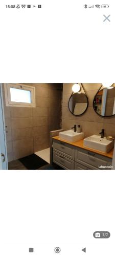 Baño con 2 lavabos y espejo en Appartement cosy proche mer, en La Seyne-sur-Mer