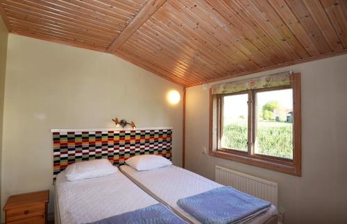 Postel nebo postele na pokoji v ubytování Lovely cottage on the countryside in Nar, Gotland