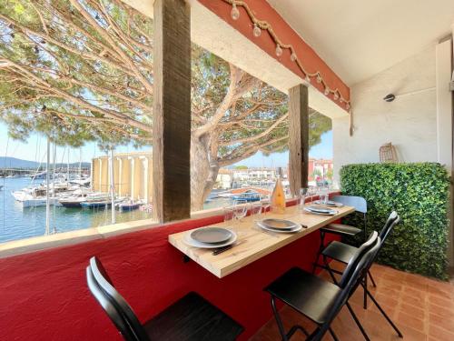 a table in a restaurant with a view of the water at L'OCTOGONE in Grimaud