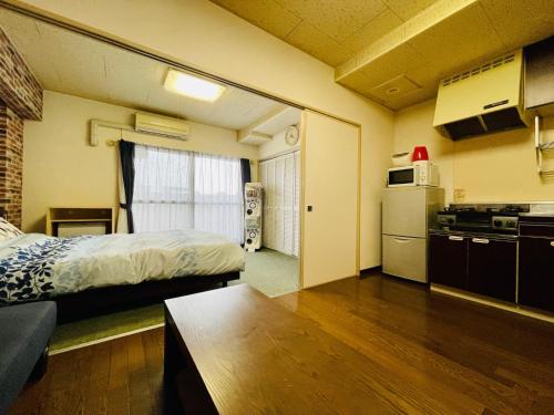 a small room with a bed and a kitchen at 新規OPEN！サービスアパ―トメントSAPPORO中島公園302 in Sapporo