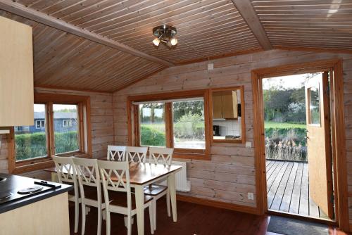 - une cuisine et une salle à manger avec une table et des chaises dans l'établissement Rural cottage on Gotland, à Stånga