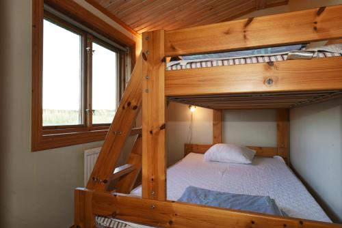 - une chambre avec 2 lits superposés dans une maison dans l'établissement Rural cottage on Gotland, à Stånga