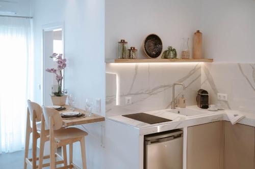 Kitchen o kitchenette sa Nautica suites - Executive suite with jacuzzi