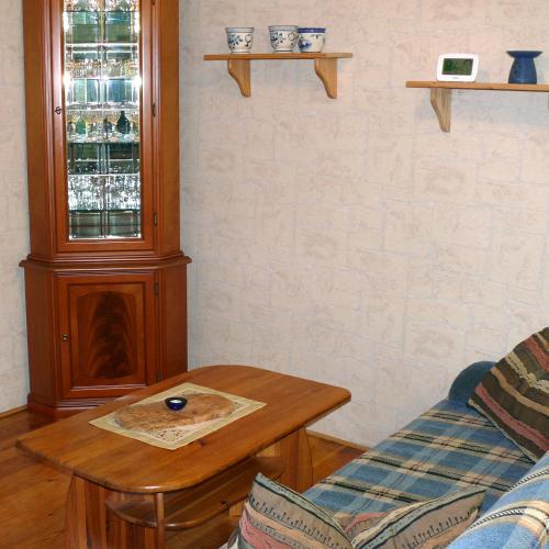 ein Wohnzimmer mit einem Tisch und einem Sofa in der Unterkunft Bungalow im Märchengarten in Krauschwitz