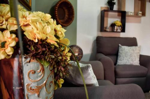a vase filled with flowers in a living room at Apartment Stasha with free access to gym in Kumanovo
