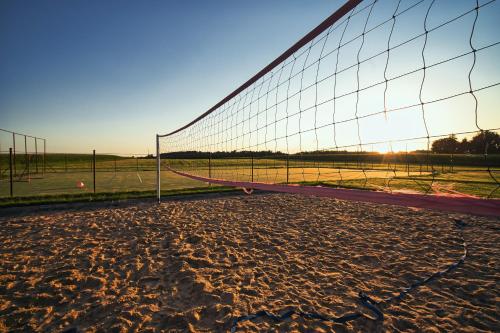 a volleyball net sitting on top of a field at Miedzywody in Ostrowite