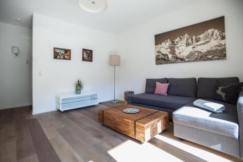 Kitz Apartments في كتسبويل: غرفة معيشة مع أريكة وطاولة قهوة