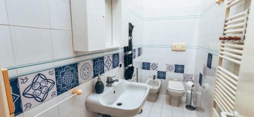 baño con lavabo y 2 aseos en NUMANA, Bilocale con ampio balcone, en Numana