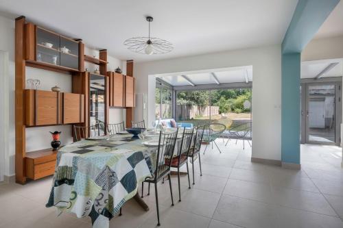 une cuisine et une salle à manger avec une table et des chaises dans l'établissement À 100 mètres de la mer belle maison pour 9, à Mesquer