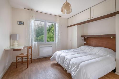 Ένα ή περισσότερα κρεβάτια σε δωμάτιο στο À 100 mètres de la mer belle maison pour 9