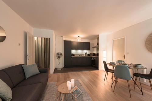 un salon avec un canapé et une table dans l'établissement Carré des Lords Disneyland Bmyguest, à Serris