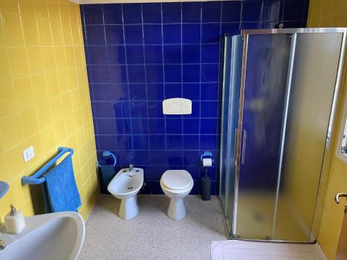 ナルドにあるCasina Le Tagliateの青いタイル張りのバスルーム(トイレ、シャワー付)