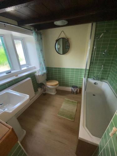 A bathroom at Lavender Cottage - 18th Century Characterful Space