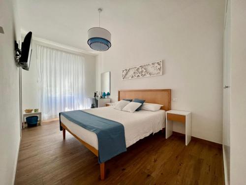 sypialnia z łóżkiem i telewizorem w obiekcie B&B Venti di Mare w mieście Otranto