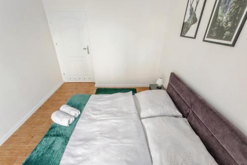 Katil atau katil-katil dalam bilik di Boho Apartment Janów z miejscem parkingowym