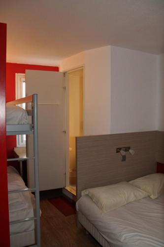 - une chambre avec 2 lits superposés et une échelle menant à un lit superposé dans l'établissement Fasthotel Montereau - Esmans, à Esmans