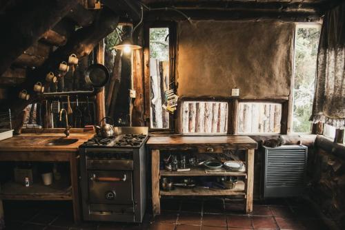 una cucina con piano cottura e piano di lavoro di Casa de Montaña Excelente Vista Pre-Viaje 2022 a San Carlos de Bariloche