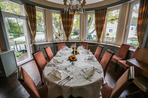 a dining room with a table and chairs at Hotel Alte Mark in Hamm