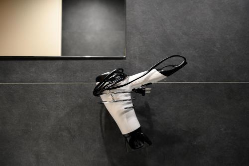 a robot is standing in front of a mirror at Dream House Pompei in Pompei