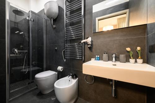 a bathroom with a sink and a shower and a toilet at Dream House Pompei in Pompei
