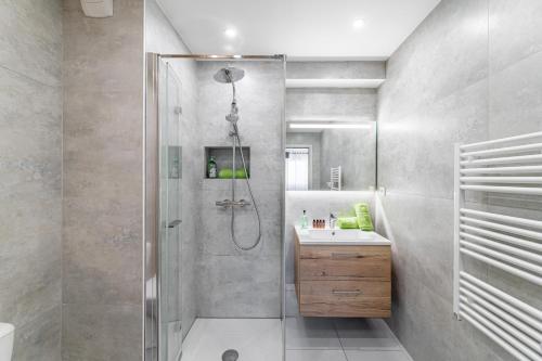 un bagno con doccia e lavandino di Residence Pure a La Ciotat